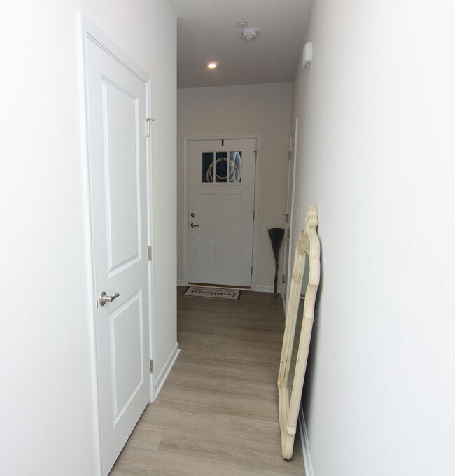 Building Photo - Beautiful home in quiet neighborhood