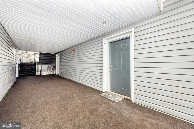 Building Photo - 10001 Vanderbilt Cir