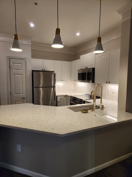 Beautiful renovated kitchen. - 5559 glenridge dr,