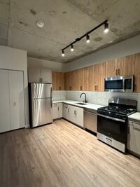 Building Photo - 359 W Chicago Ave