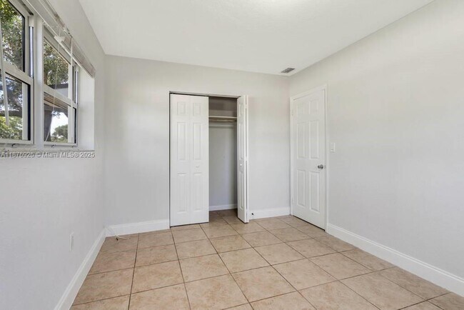 Building Photo - 1101 N 71st Terrace