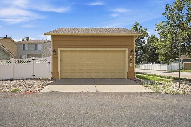 Building Photo - 2202 Hanham Dr