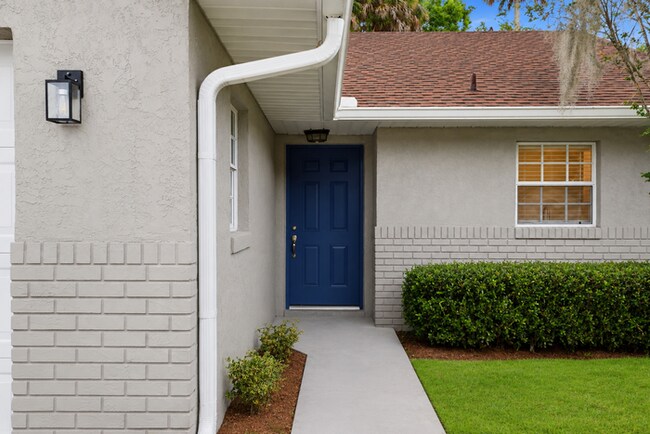 Building Photo - Stunning Remodeled 3BR Duplex in Oviedo with Modern Upgrades