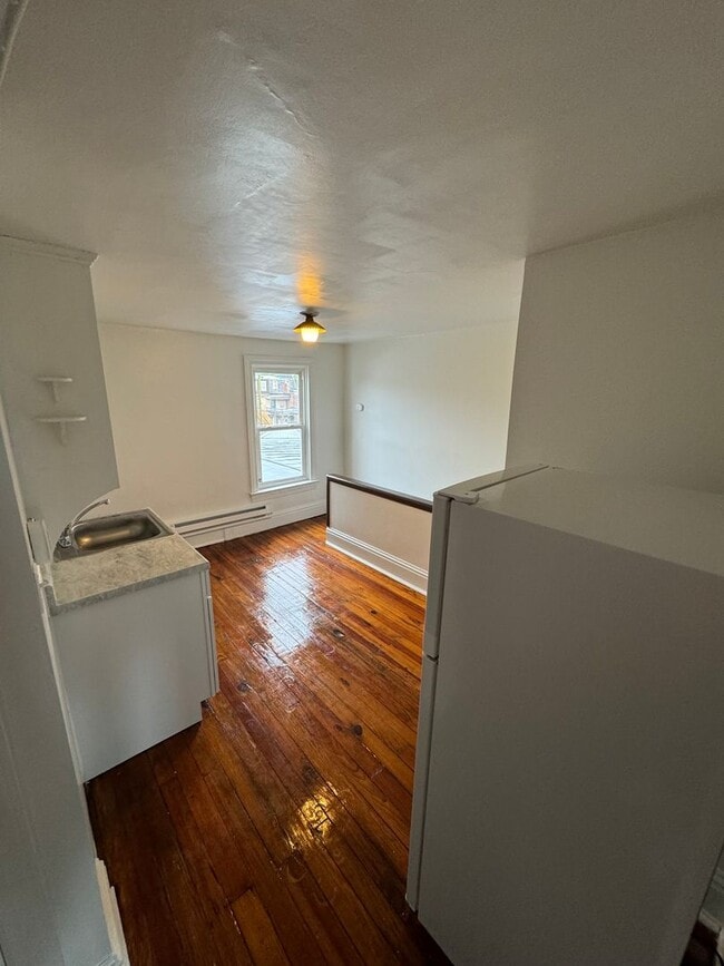 Building Photo - 3rd floor Spacious Efficiency on the Avenues