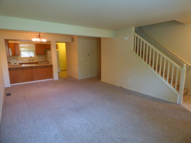 Building Photo - Charming 2 Bed/2.5 Bath Townhome in SW For...