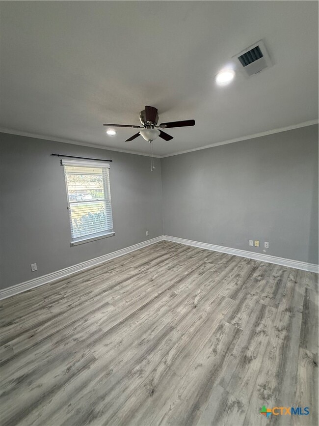 Building Photo - 1211 Clearwater Dr