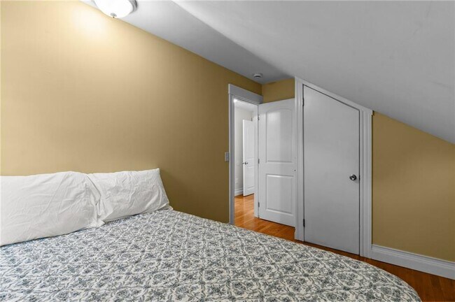 Building Photo - 11 Young St