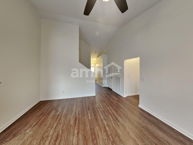 Building Photo - 432 Creekside Ln