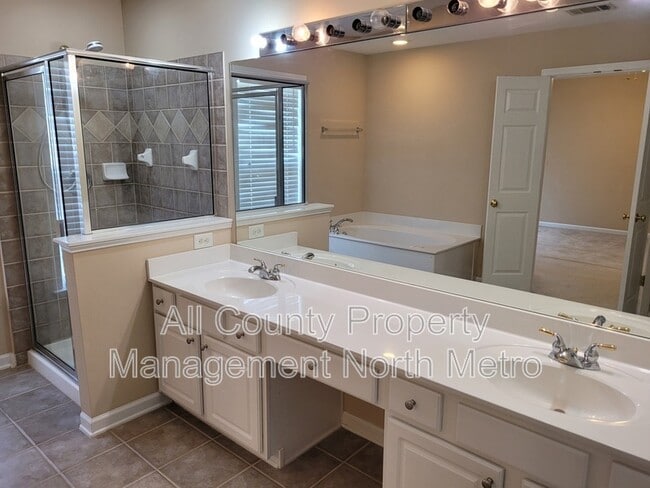 Building Photo - 5005 Foxfield Trace SE