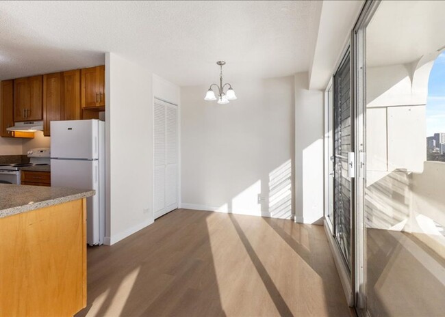 Building Photo - Renovated: Spacious Luxury 2 Bed/ 1.5 Bath...