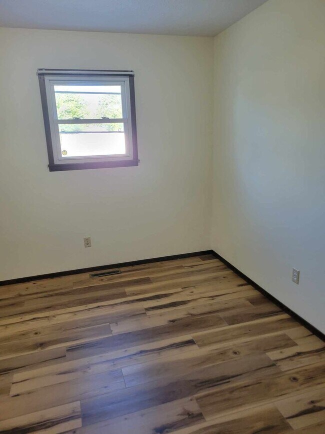 Building Photo - 3 bedroom 1.5 bathroom townhouse for rent