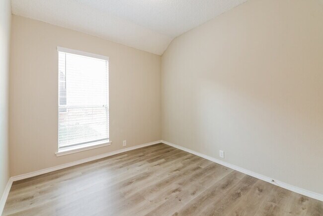 Building Photo - 742 River Oak Way