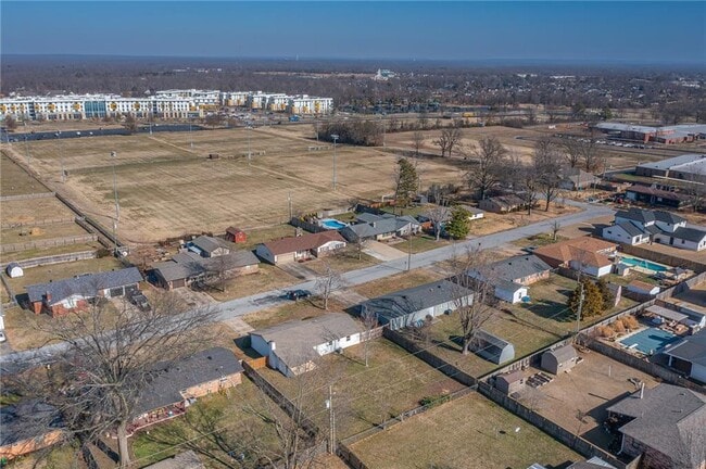 Building Photo - 1208 NE 3rd St