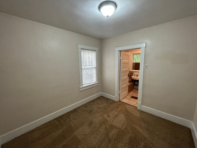 Building Photo - Charming 2 bedroom 1 bath home!