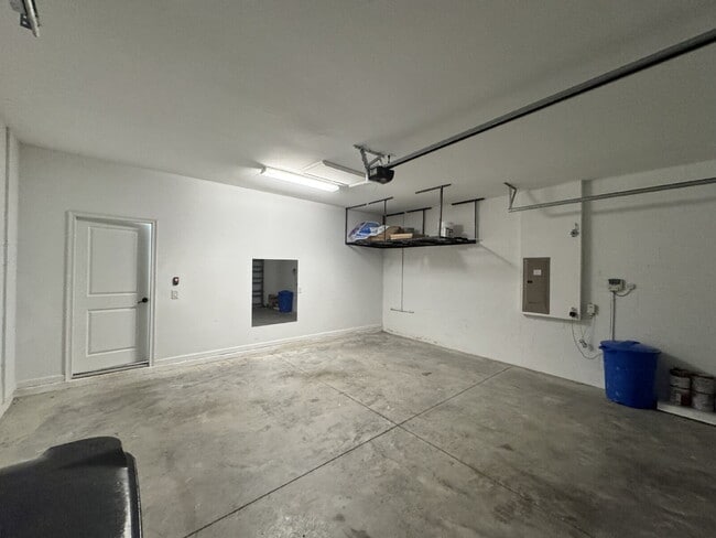 Building Photo - 3-Bed Home?Office room with Granite Touche...