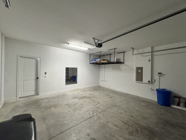 Building Photo - Apply now gets 15-Days rent for FREE!  3-Bed Home plus a Office room with Granite Touches & Spaci...