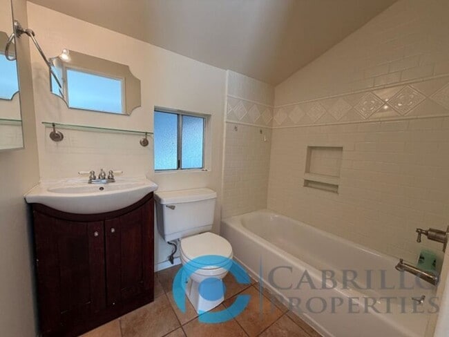 Building Photo - 2412 Chicago St