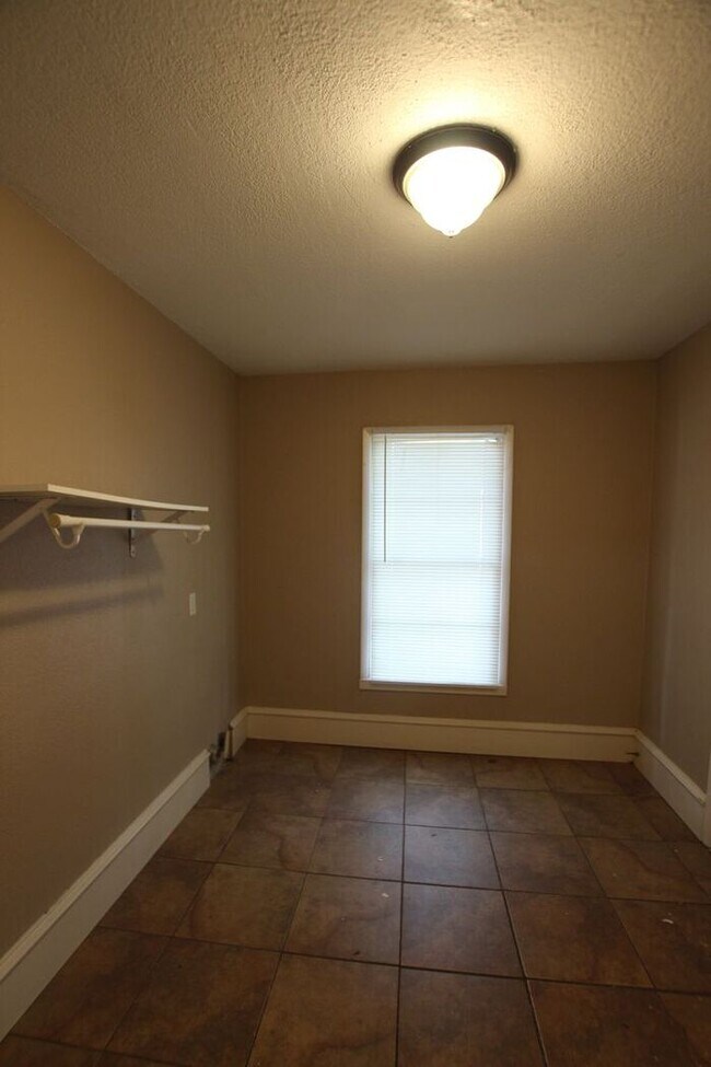 Building Photo - Charming 3 Bedroom 2 Bath Near TJC!
