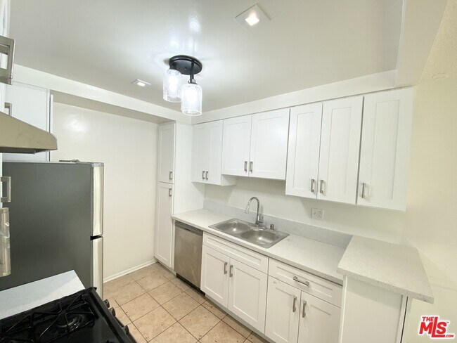 Building Photo - 7654 Fountain Ave