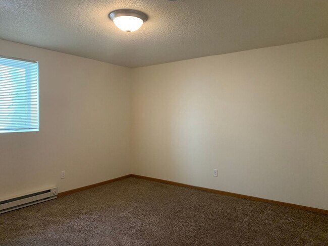 Building Photo - Spacious 4 Bedroom Townhome in Great Neigh...