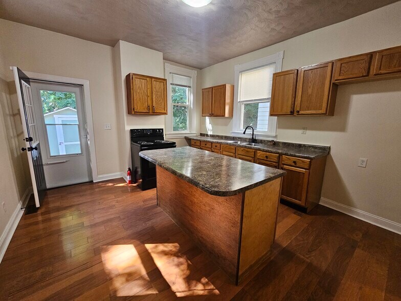 Building Photo - 249 Earnshaw Ave