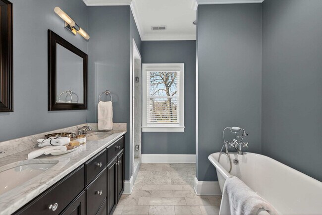 Building Photo - 611 N Pine St