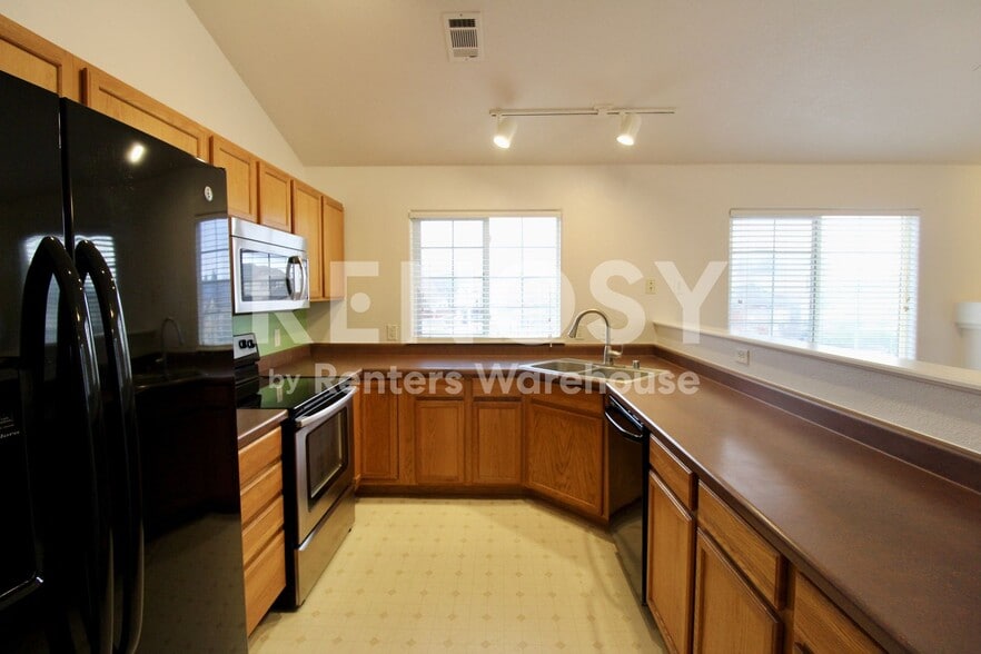 Building Photo - 3242 E 103rd Dr