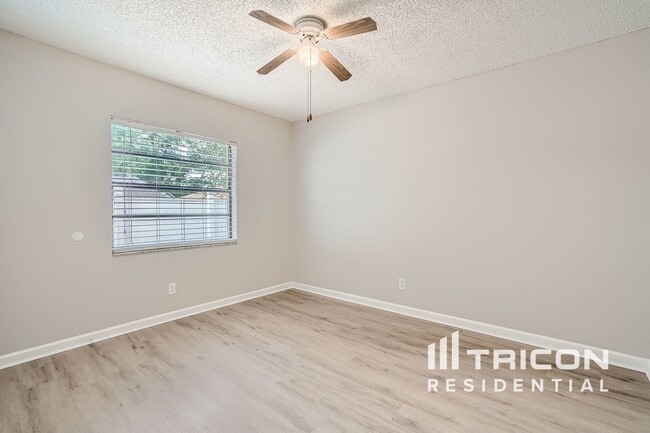 Building Photo - 10206 Deepbrook Dr