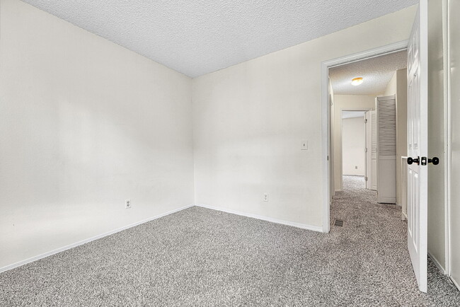 Building Photo - $1,465 - 2 Bed 1 Bath Townhome in Aurora with In Unit Laundry!