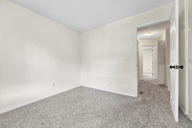 Building Photo - $1,495 - 2 Bed 1 Bath Townhome in Aurora w...