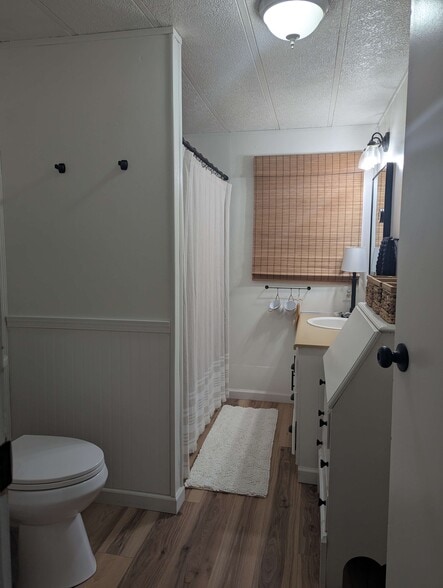 Bath - 1447 Maple St