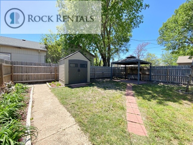 Building Photo - Updated 3 Bed 1 Bath with Small Fenced Backyard