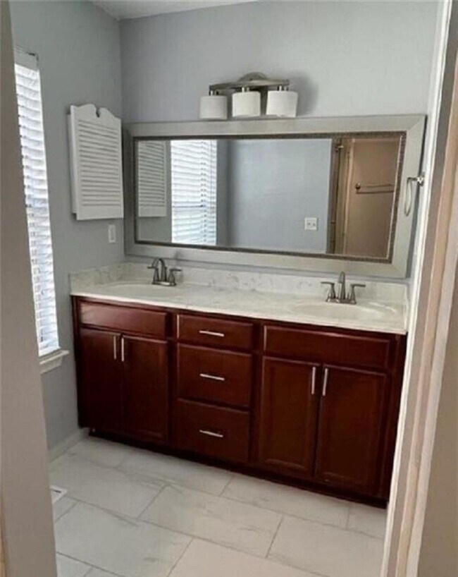 Building Photo - 2 Bedroom 2.5 Baths Condo In Columbus Station