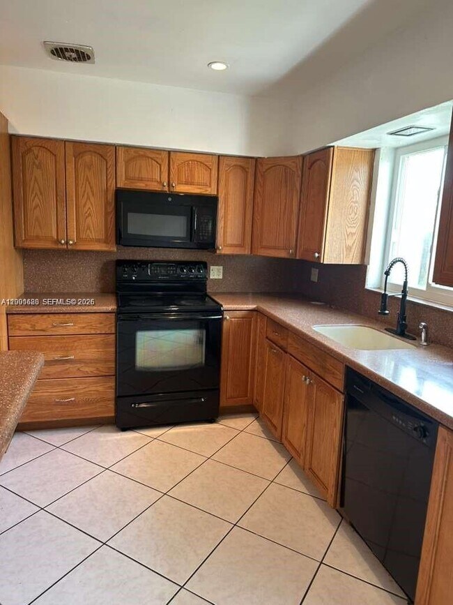 Building Photo - 2458 Plunkett St