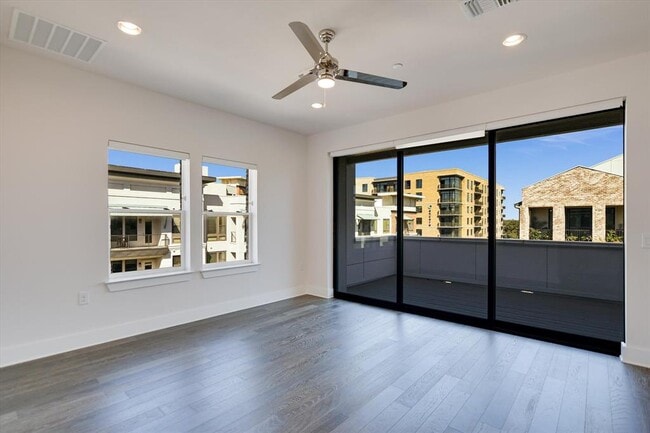 Building Photo - 1301 Town Creek Dr