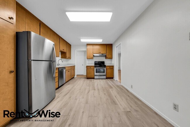 Building Photo - Present PM-Midtown Palo Alto Beauty-New Floors-Remodeled Bathrooms-Big Yard