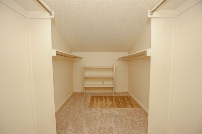 Building Photo - Spacious Townhome Move in Ready!!