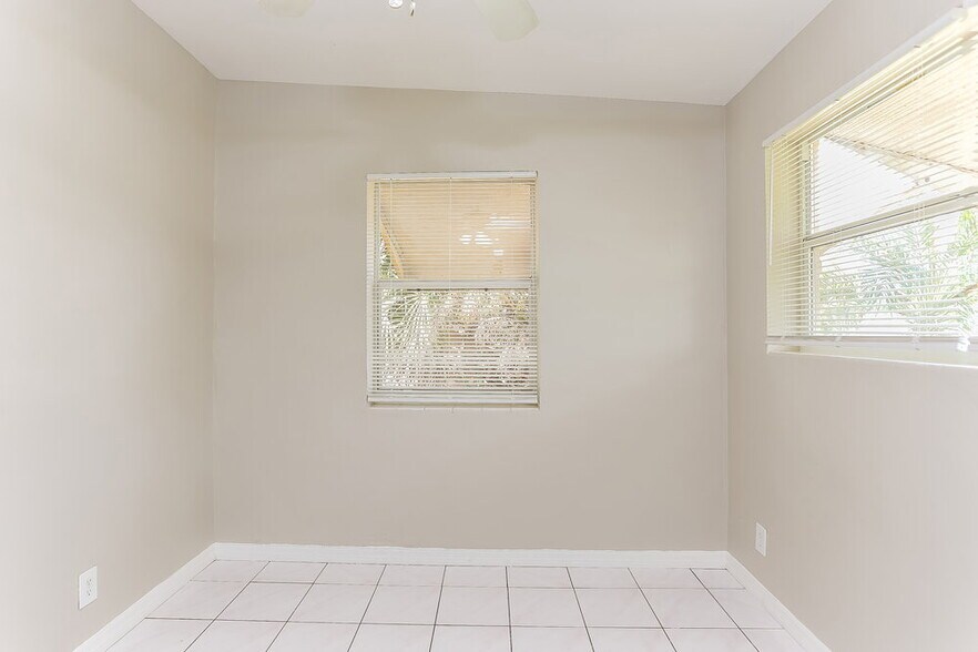 Building Photo - 5641 Honeysuckle Dr