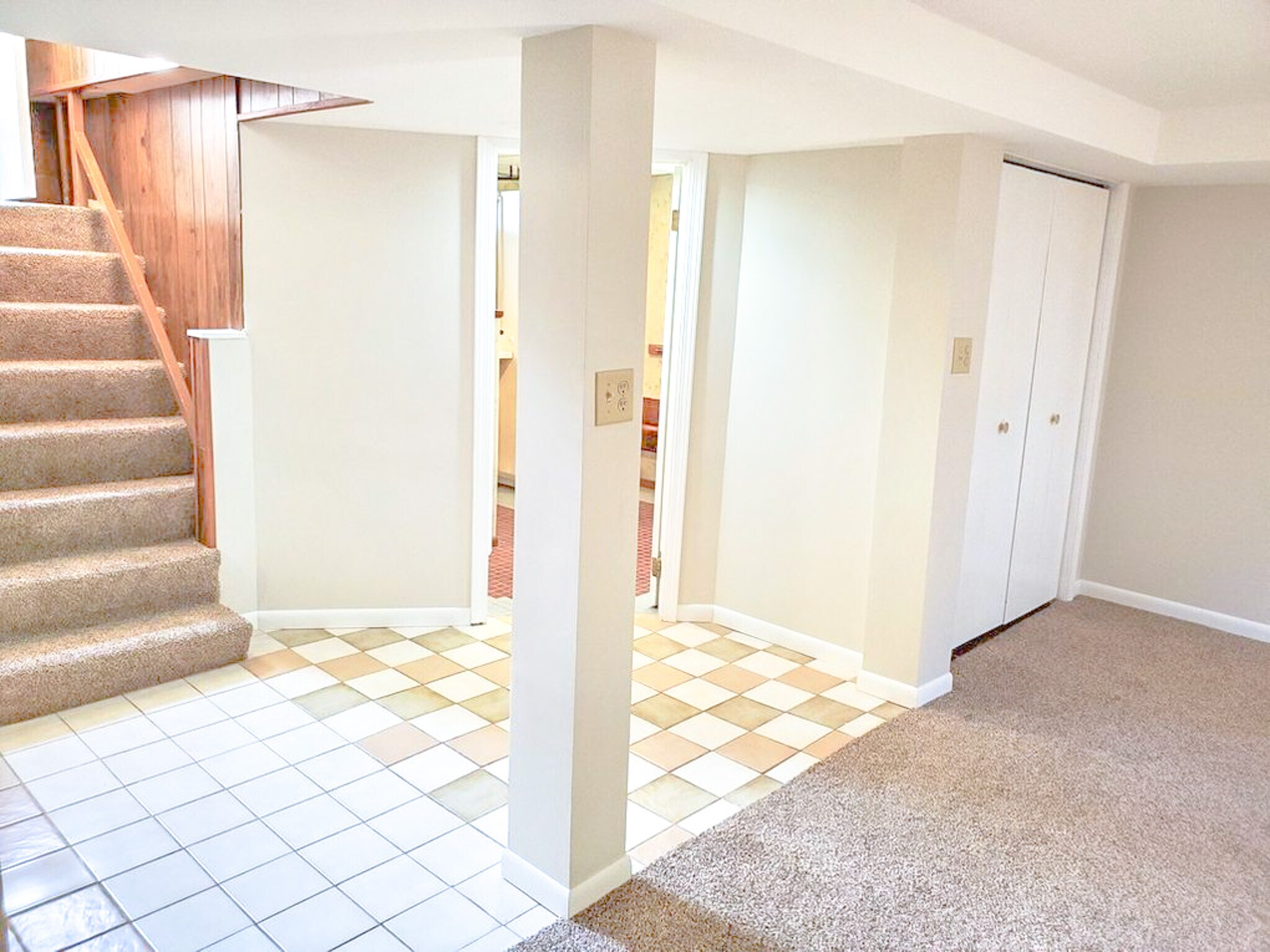 Entry - 223 E Rose St
