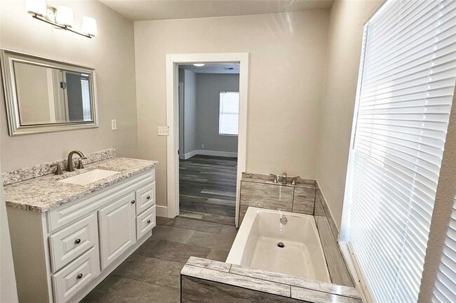 Building Photo - 1424 NE 10th St