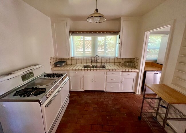 KITCHEN - 2441 10th St