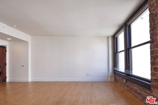 Building Photo - 460 S Spring St