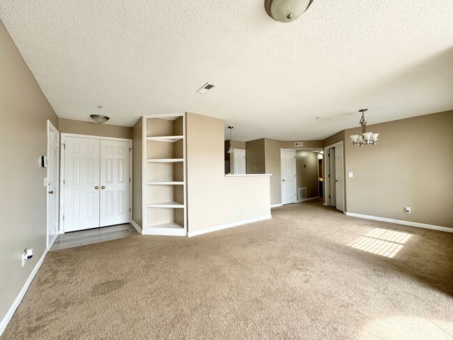 Building Photo - 2 Bedroom Condo with Washer/Dryer Included!