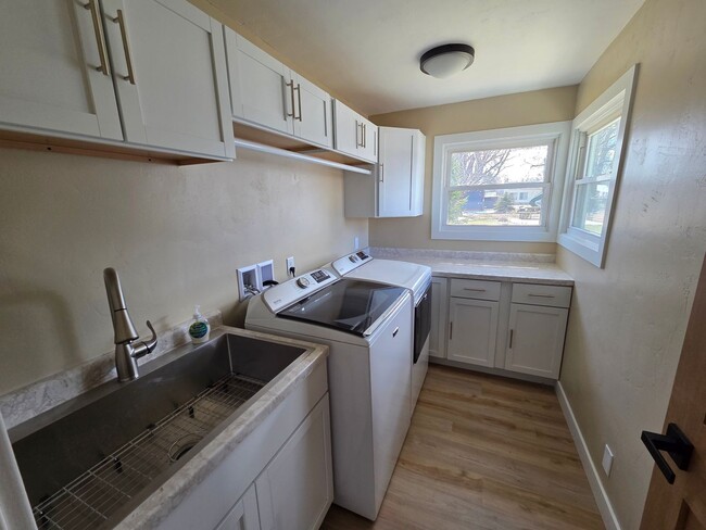 Building Photo - 1693 W Butte Des Morts Beach Rd