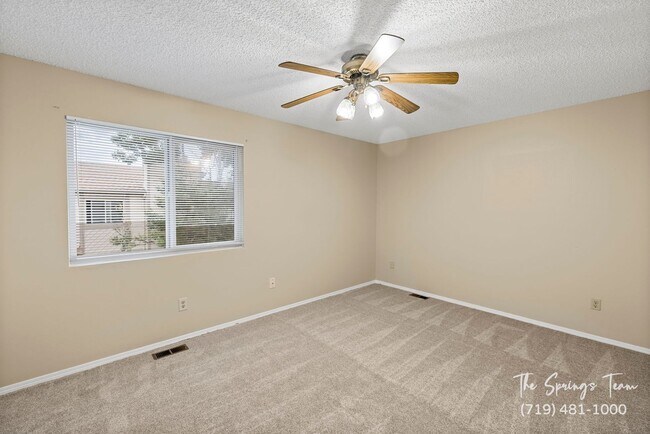 Building Photo - CHARMING 3BD/1.5BA TOWNHOME - NEW CARPET!