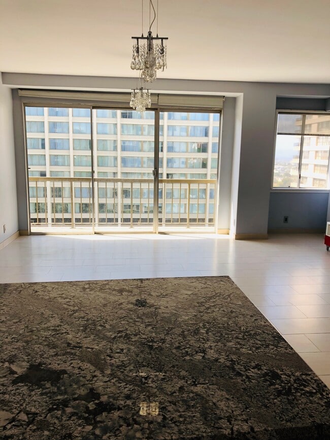 Building Photo - 10747 Wilshire Blvd