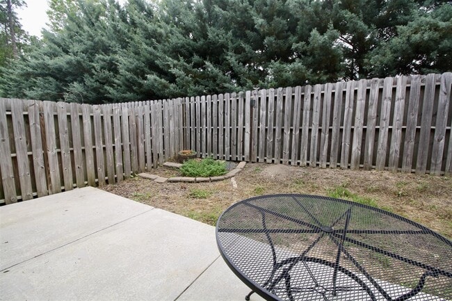 Building Photo - 147 Pinebranch Ct