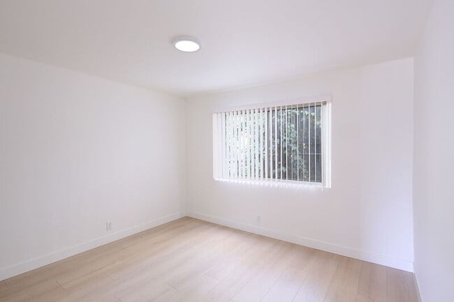 Building Photo - 3155 Montrose Ave