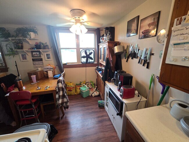 Building Photo - Available August! - 2 Bed 1 Bath Apartment