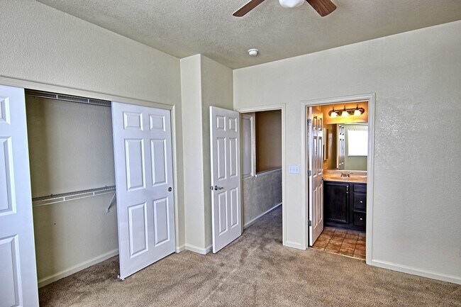 Building Photo - Updated Condo in North Reno